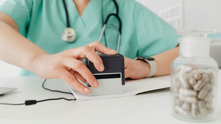 Doktorlar Zor Şartlarda Hizmet Vermeye Çalışıyorlar