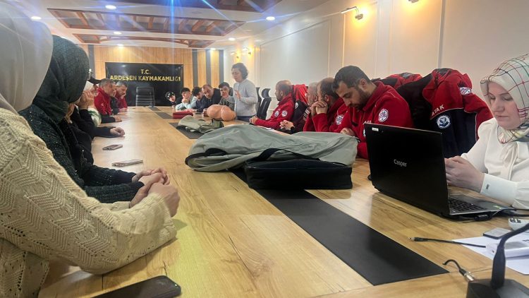 Ardeşen’de ATAK Derneği Üyelerine İlk Yardım Eğitimi Verildi