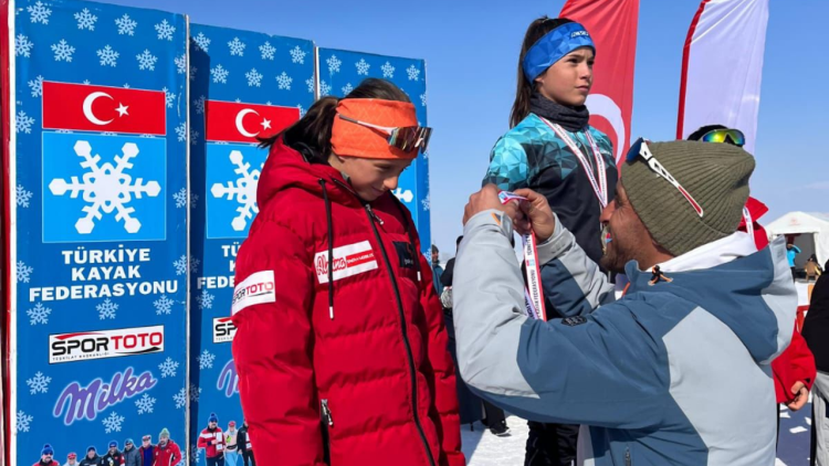 Esra GÜNAY’dan, Kayaklı Koşu Yarışmalarında Gümüş Madalya