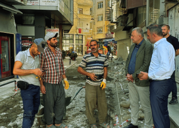 Başkan Atagün, yol çalışmalarında işçilerle görüştü