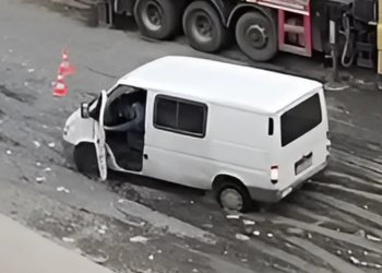 Ardeşen’de bir araç çakıla saplandı
