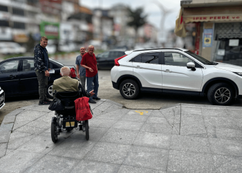 Engelli rampasını kapatan araç mağduriyet yarattı