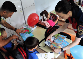 Rize’de jandarmadan öğrencilere sürpriz