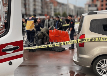 Ardeşen’de bir kişi çatıdan düşerek hayatını kaybetti.