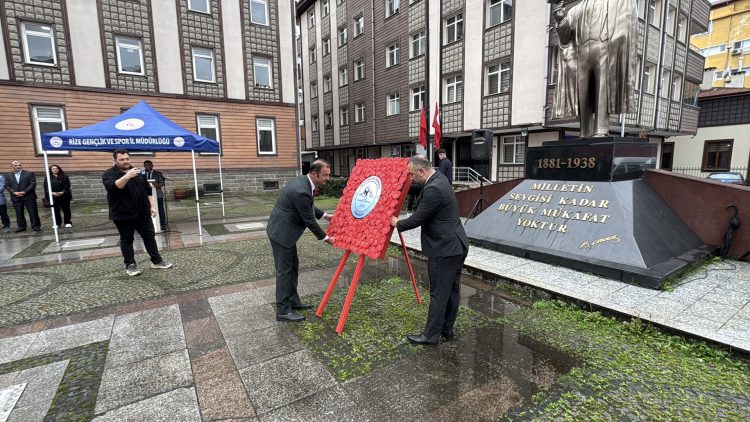 Ardeşen’de Muhtarlar Günü için çelenk sunma töreni yapıldı