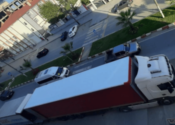 Yaya geçidini kapatan tır tepkilere neden oldu