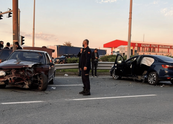 Ardeşen İtfaiye Kavşağı’nda Kırmızı Işık İhlali Nedeniyle Kaza: 2 Yaralı