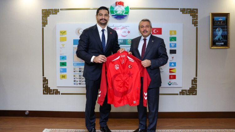 Türkiye Güreş Federasyonu Başkanı Taha Akgül, Rize Valisi İhsan Selim Baydaş’ı ziyaret etti
