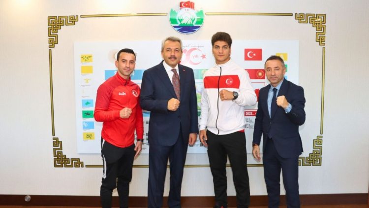 Rizeli Alper Yılmaz, Türkiye Ferdi Boks Şampiyonası’nda üçüncü oldu