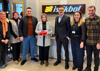 Arhavi’de Sebat Mobilya ve İstikbal Mağazası’na yatırım plaketi