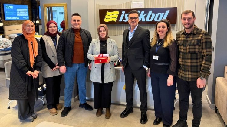 Arhavi’de Sebat Mobilya ve İstikbal Mağazası’na yatırım plaketi