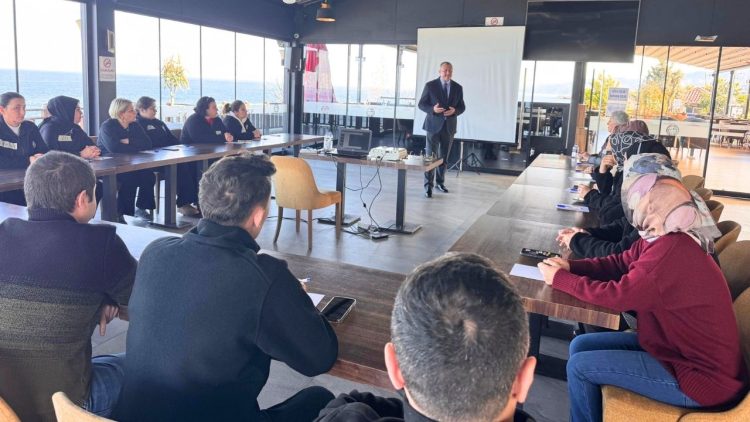 Ardeşen Belediyesi sosyal tesis personeline eğitim programı düzenledi
