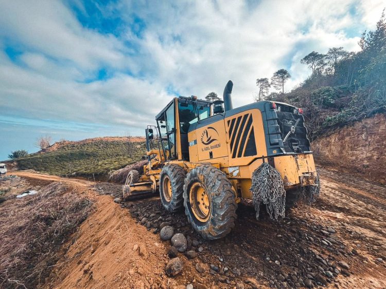 İl Özel İdaresi Ardeşen ve Rize’de köy yollarında bakım çalışması yaptı