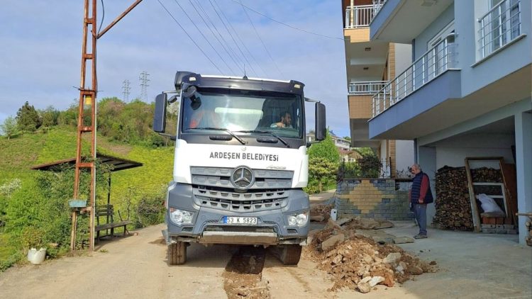 Müftü Mahallesi’nde betonlama çalışması nedeniyle yol kapatıldı