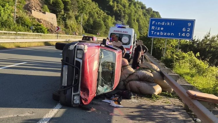 Arhavi’de çay yüklü kamyonet devrildi: 1 yaralı
